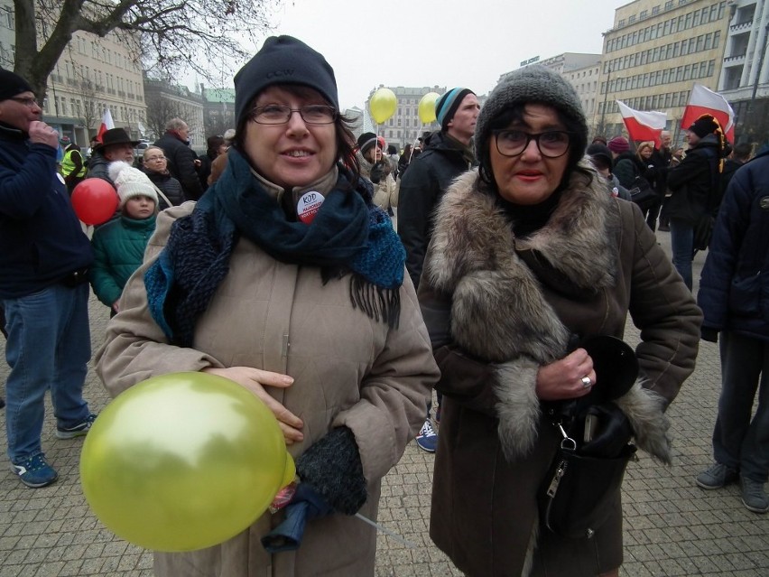 KOD apelował o przytulanie się na placu Wolności