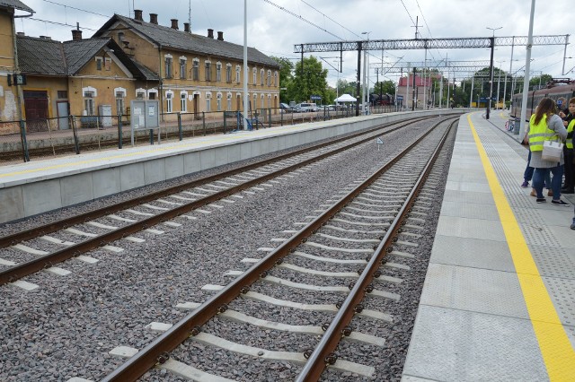 Na dworcu kolejowym w Stalowej Woli - Rozwadowie dwa odnowione perony mają już zmodernizowane tory i linie elektryczne