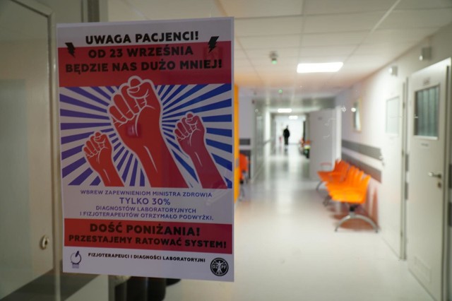 Trwa protest fizjoterapeutów i diagnostów laboratoryjnych. W szpitalu wojewódzkim przy ulicy Lutyckiej w Poznaniu brakuje wielu diagnostów, którzy wzięli urlopy na żądanie, czy zwolnienia lekarskie. Z tego powodu szpital do poniedziałku nie będzie wykonywał planowych badań. Co to oznacza dla pacjentów? Czy pacjenci, których zdrowie lub życie będzie zagrożone otrzymają pomoc w szpitalu?