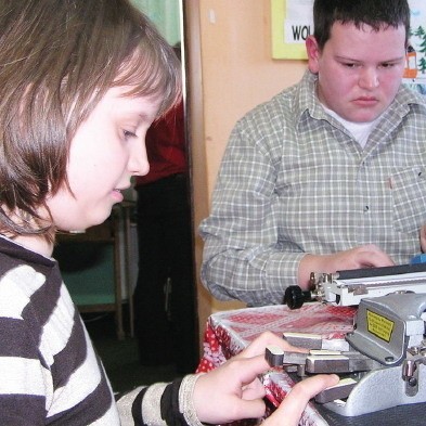 Tomek uczy braille&#8217;a Kasię Błaszkowską.