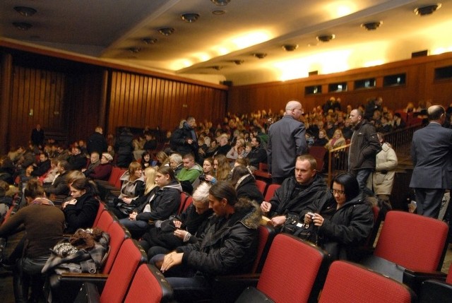 W czwartek po prawie pól wieku nieprzerwanej pracy skonczyla sie historia slupskiego kina Milenium. Na ostatni seans przyszlo ponad 200 osób. Obejrzeli film polski film "Zerwany most".