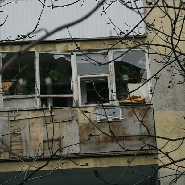 Eksplozja wybiła szyby w oknach i zniszczyła balkon. Wskutek wybuchu zostali poparzeni dwaj mężczyźni.