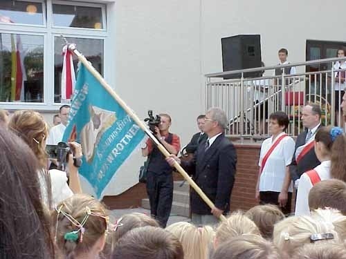 Nowe gimnazjum w Przewrotnem otrzymało sztandar