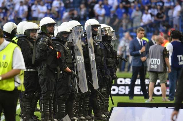 Wojewoda Zbigniew Hoffmann powołał zespół, który ma opracować "program naprawczy" poprawiający bezpieczeństwo na stadionie Lecha Poznań. W jego skład wchodzą przedstawiciele służb mundurowych i prezes Kolejorza Karol Klimczak