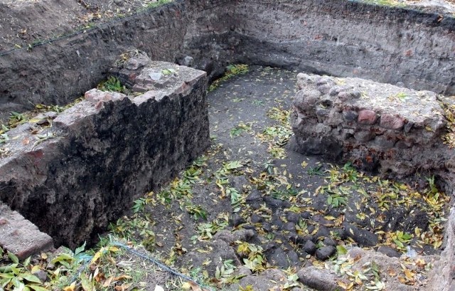 Pozostalości miejskich średniowiecznych fortyfikacji na placu Unii Wileńsko - radomskiej archeolodzy odkryli podczas ubiegłorocznych badań.