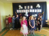 Bal i Światowy Dzień Kota w Szkole Podstawowej w Rakowie. Karnawałowy zawrót głowy. Zobacz zdjęcia