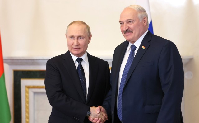 Aleksandr Łukaszenka oskarżył przy tym Ukrainę o "prowokacje" na granicy z Białorusią. Zagroził też eskalacją konfliktu.