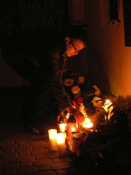 W sobotę mieszkańcy Skarżyska zapalali znicze pod tablicą...