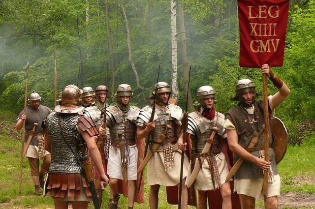 Gwardia rzymskich legionistów zaraz stoczy walkę z barbarzyńcami.