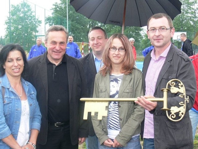 Studenci z kluczem do miasta, otrzymanym z rąk prezydenta Skarżyska Romana Wojcieszka.