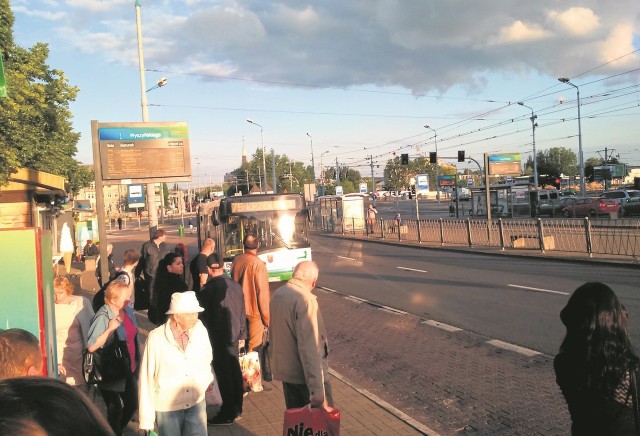 Wygodnie i bez zatorów po drodze tak się podróżuje autobusem linii 75 z ul. Wyszyńskiego na Krzekowo, tyle tylko, że wieczorem