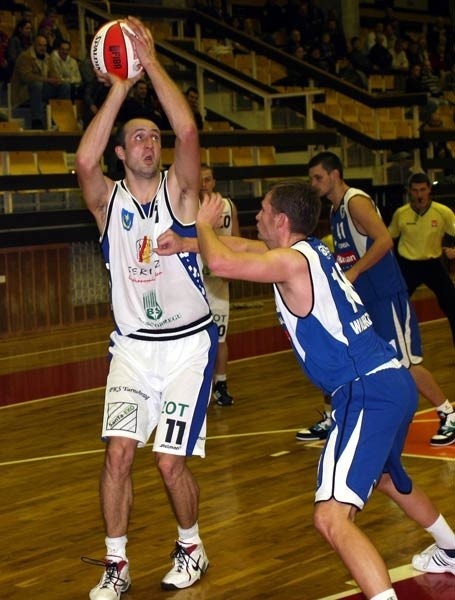 Pierwszoligowi koszykarze Siarki Tarnobrzeg (z piłką Piotr Miś) odnieśli siódme zwycięstwo z rzędu pokonując we własnej hali Spójnię Stargard Szczeciński.