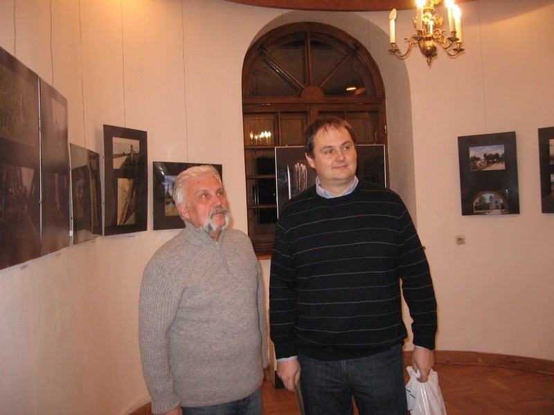 Wystawę oglądają z zainteresowaniem Leszek Jastrzębiowski,...