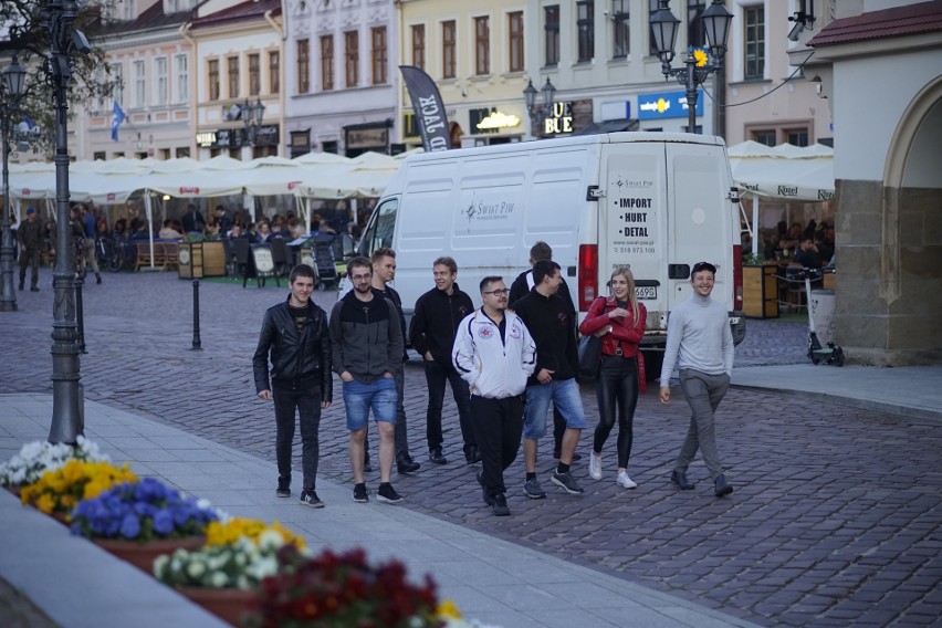 Do Rzeszowa wróciło nocne życie. Tłumy w pierwszy dzień po otwarciu ogródków piwnych na Rynku. Zobacz zdjęcia