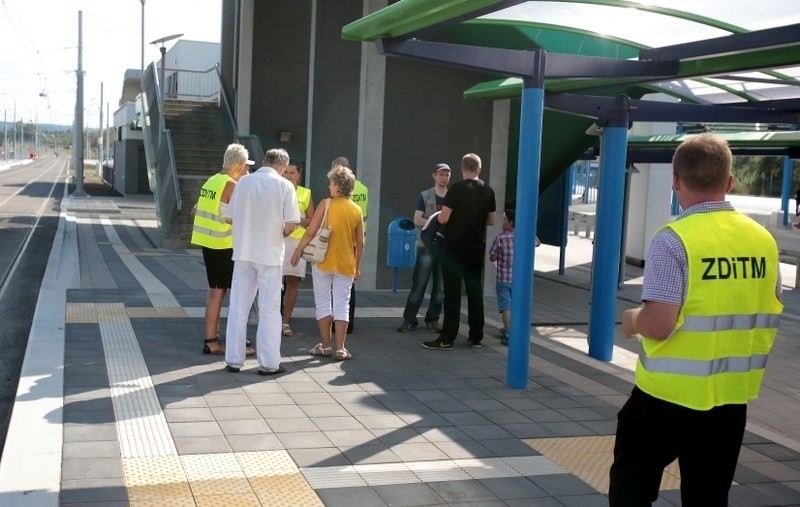 W końcu większość osób wsiadła autobus linii B, rezygnując z...