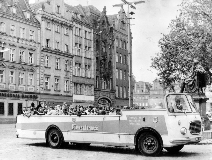 Zdjęcia samochodów na wrocławskich ulicach w latach 70 i 80...