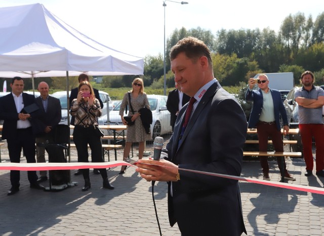 W piątek została otwarta nowa siedziba Europejskiego Centrum Szkolenia Rzeczoznawców Samochodowych przy ulicy Olszynowej w Radomiu. Wstęgę przecinał prezes Sławomir Olszowski.