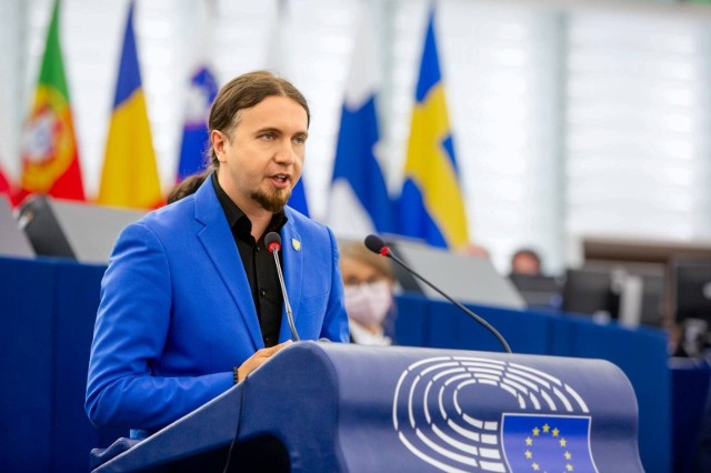 Europoseł Łukasz Kohut złożył projekt rezolucji, w którym Parlament Europejski wzywa Radę (czyli państwa członkowskie UE) do wyrażenia zgody na natychmiastowe wyłączenie Federacji Rosyjskiej z systemu bankowego SWIFT.