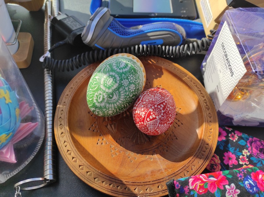 Stroiki, jajka, figurki. Ozdoby wielkanocne na bazarze przy giełdzie samochodowej na Załężu [ZDJĘCIA]