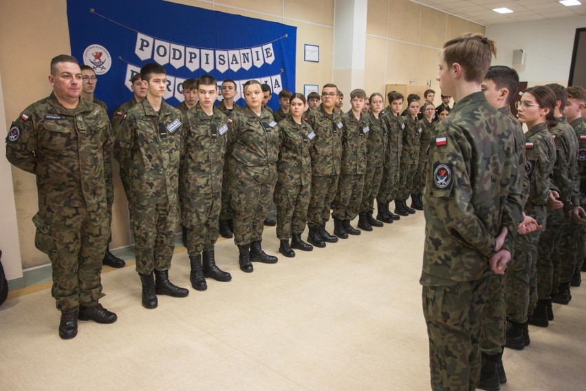 W słupskich szkołach uczą się przyszli funkcjonariusze Straży Granicznej. Podpisano porozumienie o współpracy