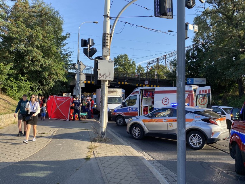 70-latek zasłabł za kierownicą. Potężne korki na Trzebnickiej we Wrocławiu 