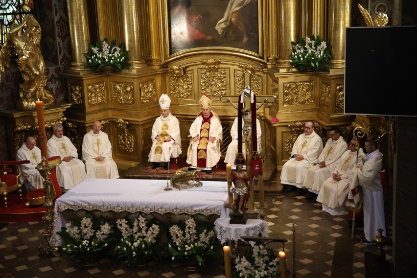 Uroczysta Msza Święta Pontyfikalna w Niedzielę Zmartwychwstania w Bazylice Katedralnej w Kielcach z udziałem trzech biskupów