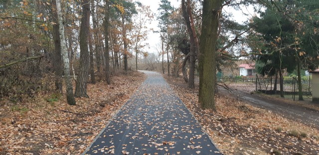 Dobiegają końca prace przy budowie drogi rowerowej na Szosie Bydgoskiej. Komfortowa i bezpieczna droga powstaje na odcinku od ul. Starotoruńskiej aż do granicy naszego miasta.POLECAMY:Zobaczcie zdjęcia pięknych policjantek pracujących w województwie kujawsko-pomorskimCzy znasz slang strażaków? Odpowiedz na 15 pytań! QUIZGwara toruńska - dogadasz się z toruniakiem? Sprawdź się w naszym QUIZIE!- To znacząca inwestycja w układzie dróg rowerowych, ma ona ponad kilometr długości i zapewni dojazd do Przysieka[/i] – mówi Agnieszka Kobus-Pęńsko, rzeczniczka prasowa MZD. – [i]Prace ruszyły we wrześniu tego roku. W pierwszej kolejności wykonano roboty przygotowawcze. Potem ruszyły roboty drogowe. Inwestycja rozpoczyna się od skrzyżowania drogi krajowej nr 80 z ulicą Starotoruńską. W tym miejscu nowy ciąg łączy się z istniejącą już infrastrukturą rowerową i pieszą. Droga posłuży nie tylko rowerzystom. Na kilku fragmentach zmienia się ona w ciąg pieszo-rowerowy, co umożliwi poruszanie się także pieszym. W tej chwili prace osiągnęły już 90% zaawansowania. Do ich zakończenia pozostało m.in. uporządkowanie terenu i wykonanie oznakowania. Końcowy termin zakończenia prac przypada na 17.12.2018 r.