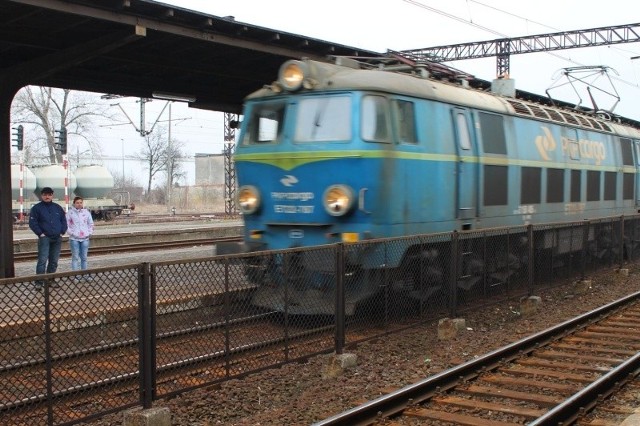 Fatalny stan wiaduktów i przepustów na linii Strzelce Opolskie - Opole sprawia, że pociągi jadą po nich najwyżej 20 km/h.