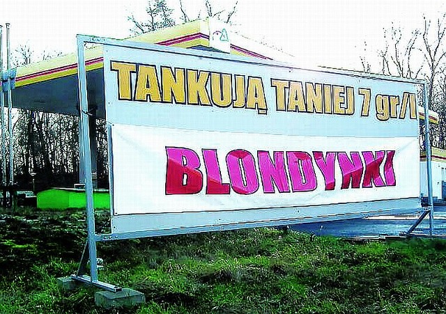 "Blondynki tankują taniej&#8221; - baner o takiej treści zawisł w grudniu przy stacji benzynowej w Dąbiu. Wcześniej stacja zrobiła taką samą promocję dla bezrobotnych i dla łysych. - Ja widziałam i mnie to nie razi - śmieje się Małgorzata Nowicka, sekretarz gminy Dąbie.