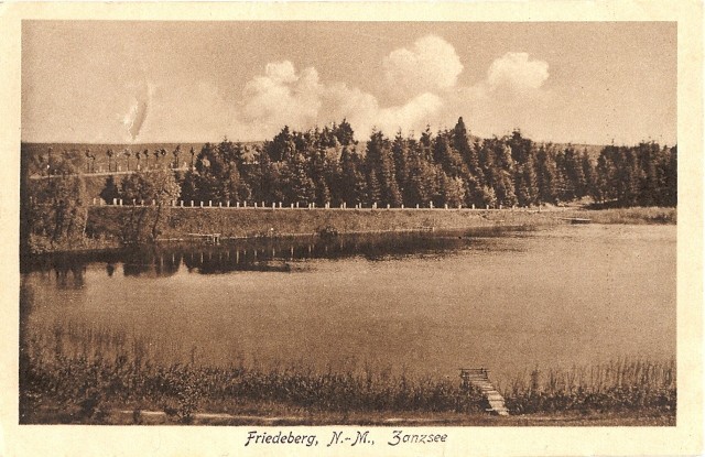 Teren nad jeziorem Saniec na dawnej kartce pocztowej z Friedeberga.