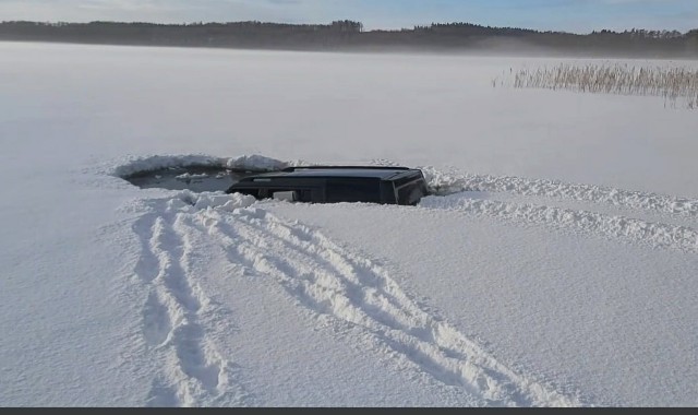 Kierowca Land Rovera Discovery na długo zapamięta ten dzień. Postanowił wjechać autem na zamarznięte jezioro w gminie Choczewo.WIĘCEJ NA KOLEJNYM ZDJĘCIU