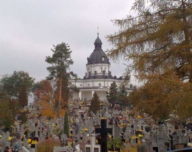 Cmentarz św. Rocha. Ktoś rozpalił ogień obok kościoła