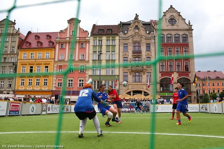 Bezdomni jak Messi, Neymar czy Robben. Mistrzostwa na wrocławskim Rynku (ZDJĘCIA)