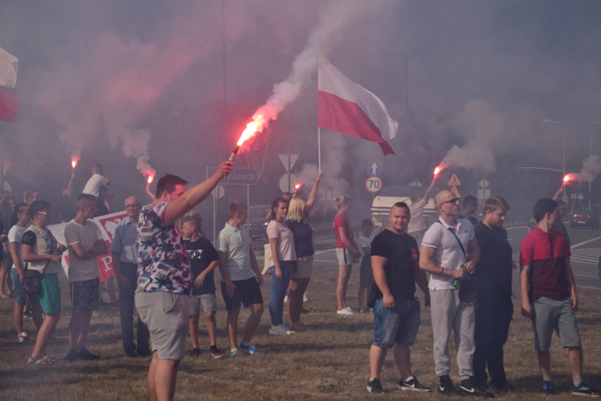 Race na rondzie Pileckiego w Kędzierzynie-Koźlu. Ponad 150 osób uczciło pamięć Powstania Warszawskiego (video, zdjęcia)