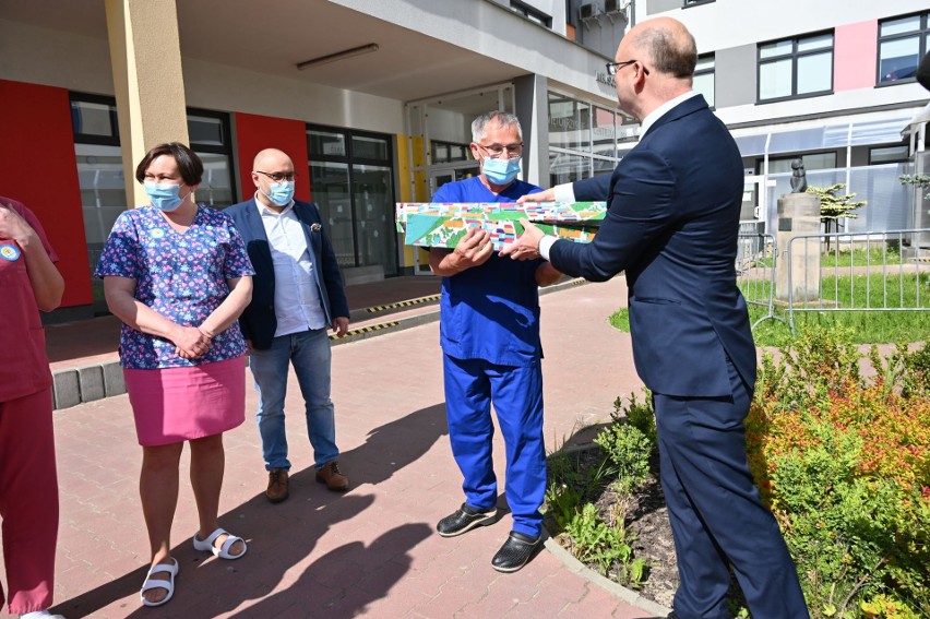 Dzień Dziecka w kieleckim szpitalu. Mali pacjenci obdarowani przez wiceministra Piotra Wawrzyka i Fundację Dr Clown [WIDEO, ZDJĘCIA]
