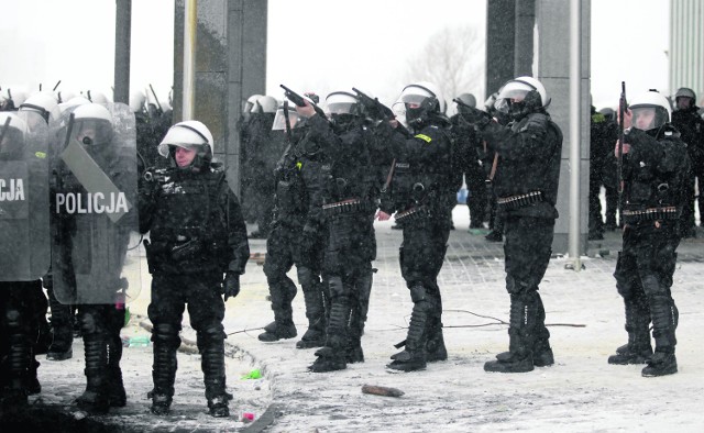 Do burd pod siedzibą Jastrzębskiej Spółki Węglowej doszło 3 i 9 lutego. Podczas starć z policją kilkanaście osób odniosło rany. Policja użyła armatek wodnych, strzelała z broni gładkolufowej