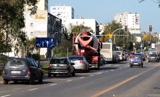 Korki na ulicy Warszawskiej w Kielcach prawdopodobnie mogły być mniejsze, gdyby skręt w lewo w ulicę Jesionową był możliwy z dwóch pasów.