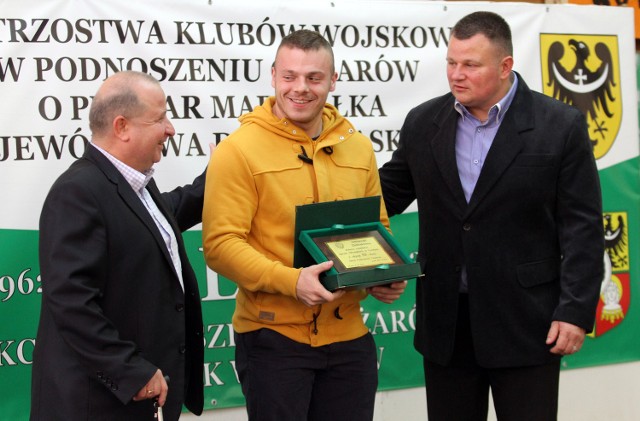 Adrian Zieliński (w środku) będzie walczył o medal 25 października (piątek). Z lewej trener Śląska Mirosław Chlebosz, z prawej prezes sekcji Mariusz Jędra.