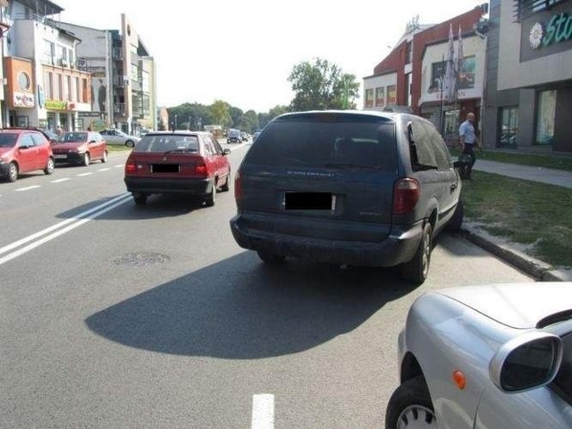Zdjęcie zrobione przy ul. Sowińskiego w Wyszkowie. - Kierowca nie dość, że stoi w poprzek pasa, a właściwie dwóch pasów ruchu, to w dodatku na zakazie zatrzymywania się &#8211; pisze zdenerwowany Internauta.