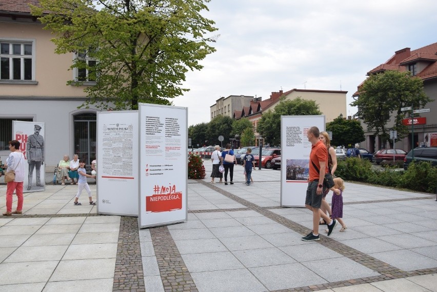 Rynek w Krzeszowicach z "Ojcami Niepodległości". Edukacja na biało-czerwonym szlaku