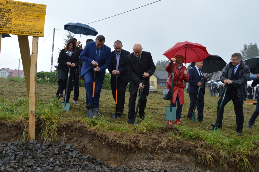 Dziekanowice.  Budowa szkoły zatrzymana w kadrach. Od kamienia węgielnego po stan surowy zamknięty [ZDJĘCIA]