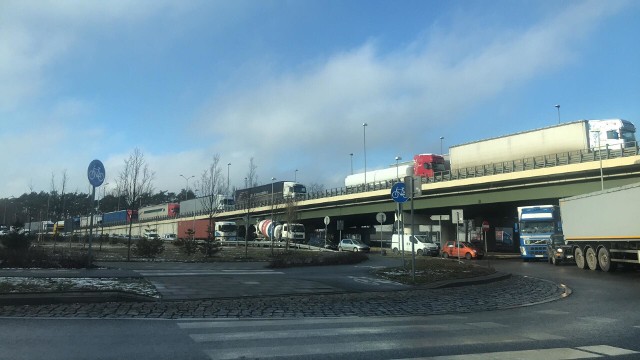 Dlaczego się korkuje?Wykonawca przebudowy węzła Szczecin Kijewo firma Energopol Szczecin prowadzi naprawy ubytków nawierzchni na prawym pasie ruchu – wyjazdowym ze Szczecina - informuje GDDKiA.- W związku z powyższym wykonawca bez informowania o tym inwestora zamknął jeden pas ruchu na węźle Szczecin Kijewo od strony wyjazdu ze Szczecina na DK10 - tłumaczy Mateusz Grzeszczuk z GDDKiA.  Wykonawca deklaruje zakończenie robót we wtorek, 5 lutego. NOWE INFORMACJE, godz. 15.40:Na węźle Szczecin Kijewo została właśnie wprowadzona modyfikacja organizacji ruchu usprawniająca wyjazd z miasta.Na DK10 w stronę Stargardu są teraz 2 pasy ruchu, natomiast w stronę centrum Szczecina 1 pas ruchu. - Powinno to pomóc rozładować tworzące się zatory - zapowiada Mateusz Grzeszczuk. -  Jeszcze dzisiaj przed północą będzie kolejna zmiana - 2 pasy na wjeździe do miasta, 1 na wyjeździe, tak aby rano nie tworzyły się większe zatory od strony Stargardu. Przed jutrzejszym szczytem popołudniowym powinny być już po 2 pasy ruchu na obu kierunkach.