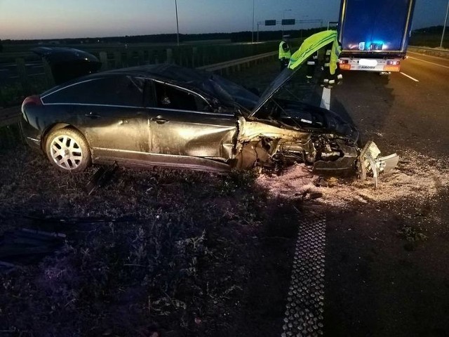 Groźny wypadek na krajowej ósemce. Samochód osobowy zderzył się tam z ciężarówką.Zdjęcia dzięki uprzejmości OSP Stary Laskowiec i OSP Rutki