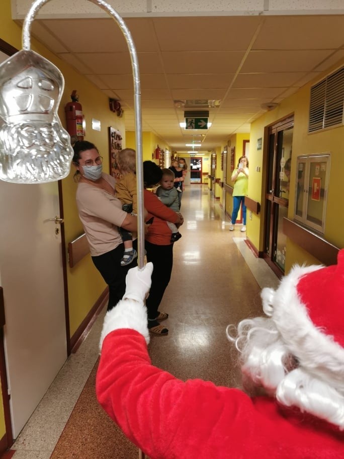 Mikołaj z prezentami odwiedził dzieci w tarnobrzeskim szpitalu (ZDJĘCIA)