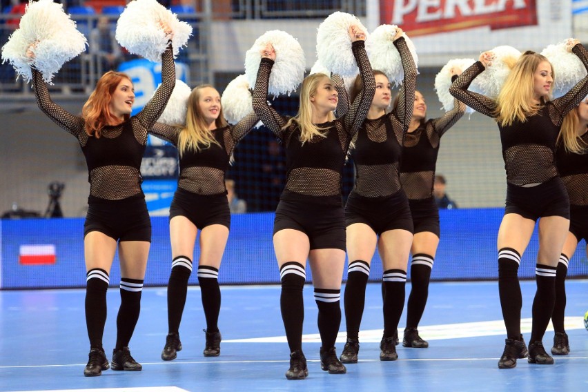 Zobacz, jak kibice wspierali szczypiornistów Azotów Puławy podczas meczu z Chambery Savoie Mont Blanc Handball w hali Globus