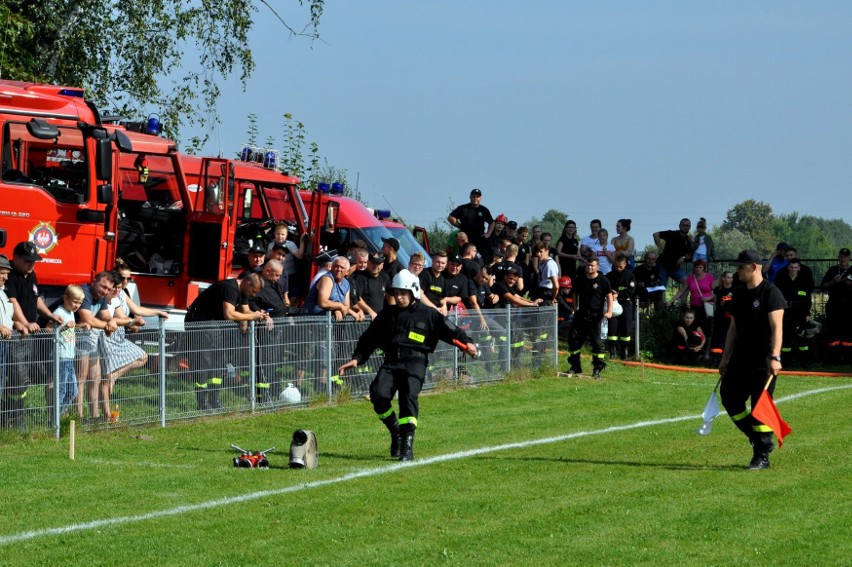 Zawody pożarnicze na terenie stadionu w Bieszkowie Dolnym.