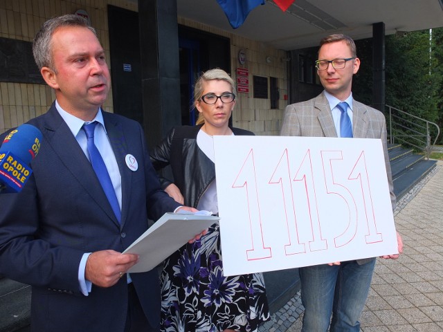 Piotr Woźniak, Anna Kubica i Paweł Kampa, wszyscy kandydują z listy lewicy do Sejmu. Na kartce liczba podpisów zebranych pod listą.