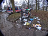 Wysypisko śmieci na ulicy Pocieszki w Kielcach obok przychodni zdrowia. Zobacz zdjęcia