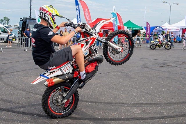 7 lipca (sobota) w Gdyni na Skwerze Kościuszki przy molo Południowym - parking przed Akwarium Gdyńskim odbyła się kolejna edycja Moto Safety Day. Promocja kultury motoryzacyjnej, bezpieczeństwa na drodze, poszanowania środowiska naturalnego oraz elektromobilności to najważniejsze aspekty wydarzenia. Fot. materiały prasowe