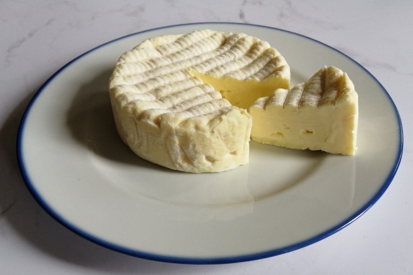 Ser camembert wytwarzany jest ze świeżego mleka